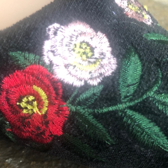 Floral Embroidered Black Pumps - Picture 12 of 13